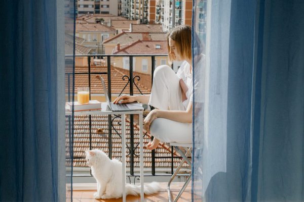 Муж отправил жену к подруге, но она затаилась на балконе и выведала тайну, которую не должна была знать