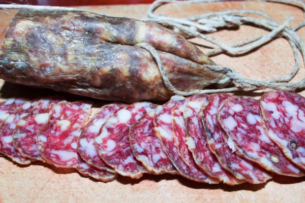 Уверенно заявляю, что больше нет смысла покупать колбасу, ведь есть проверенный рецепт домашней салями