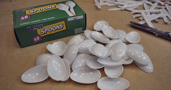 Почему не нужно выбрасывать пластиковые ложки после пикника