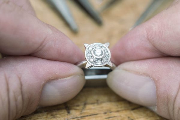 Почему в ювелирную мастерскую всегда нужно нести две серьги