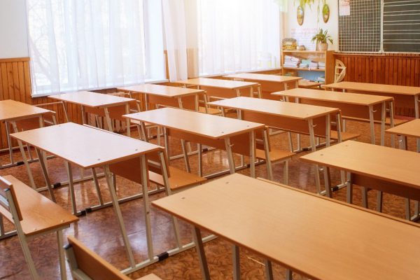 Одноклассники позвали на встречу выпускников изгоя, чтобы снова подшутить, но они оторопели, когда к школе подъехало не такси, а шикарная машина