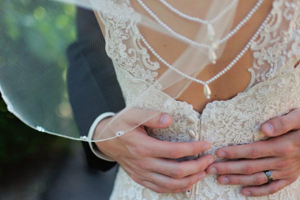 На свадебном банкете невеста утирала слёзы фатой, застав жениха с лучшей подругой, прятавшихся на крыше