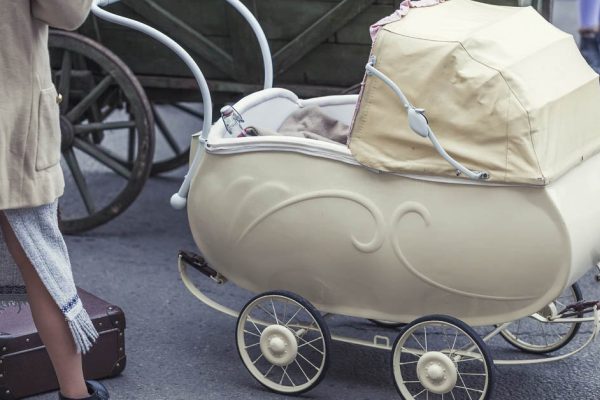 Бедная женщина купила старую коляску и нашла внутри конверт, что изменил ее жизнь навсегда