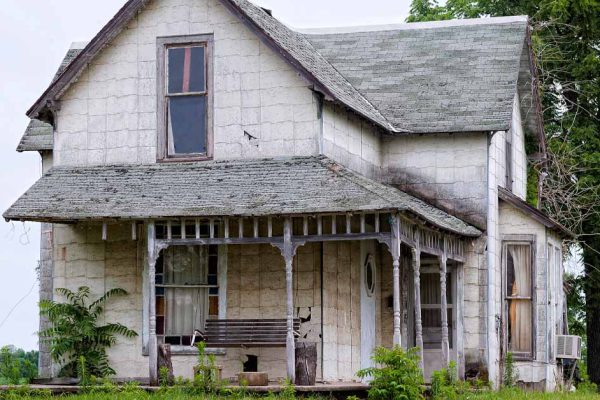 Юра каждую ночь видел во сне один и тот же старый дом, он решил отыскать его и наведаться