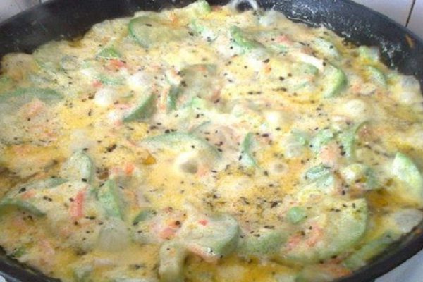 Не жарю кабачки принципиально, готовлю летнюю витаминную закуску со сметаной