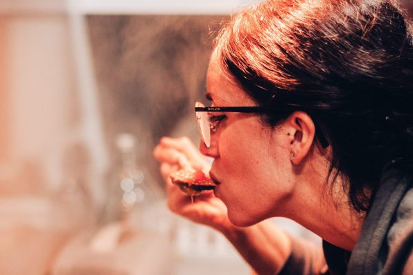 Пока уставший мужчина уплетал голубцы, новая домработница носилась по дому, она устроила охоту на пауков