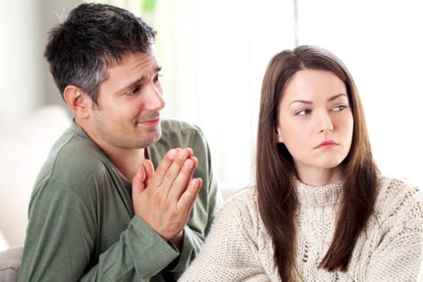 Мама пригласила на юбилей только меня, но жена тоже захотела поехать, сразу же позвонил маме