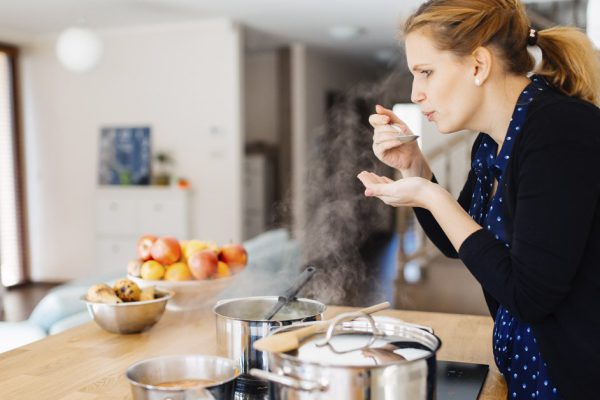 Повар на пенсии рассказывает, почему хозяйки должны готовить дома в платке или в сетке
