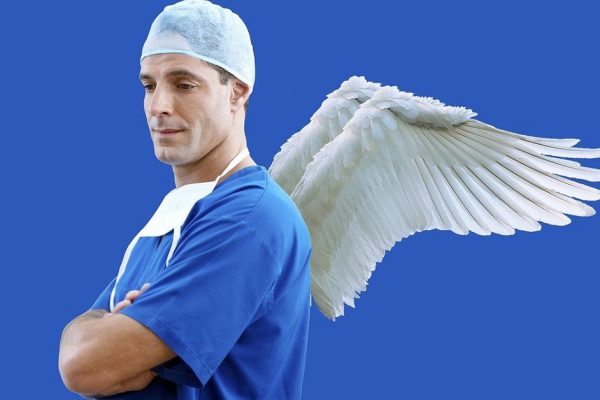 О чём шутят медики в кабинетах, пока мы тихо боимся в очередях