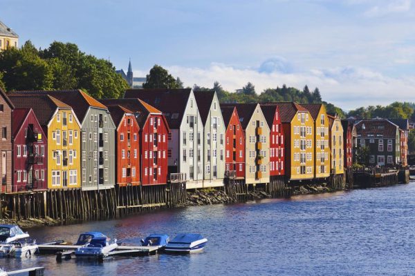 Подумываю собрать чемоданы и махнуть в Норвегию, оцениваю все плюсы и минусы этой затеи