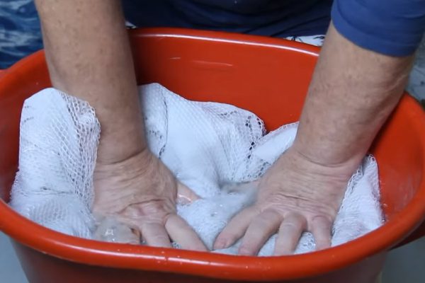 Китаянка показывает, как из серой тряпки сделать тюль цвета белых лилий