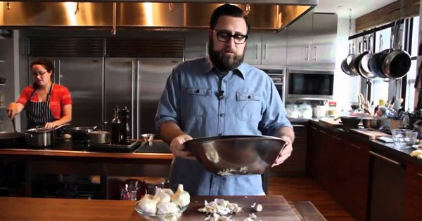 Как почистить чеснок всего за 10 секунд. Самый быстрый способ, который стоит взять на заметку.