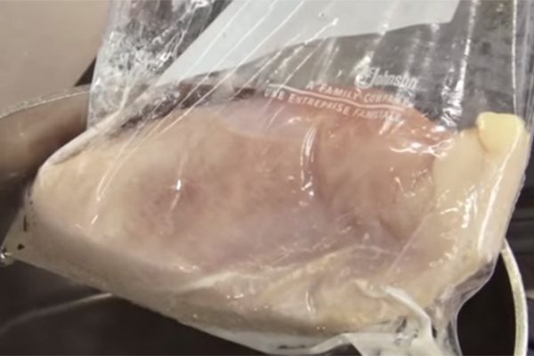 Она положила мясо в пакет и опустила его в горячую воду… Теперь я буду делать так всегда!