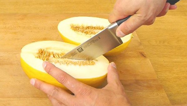 7 фруктов и ягод, которые ты всю жизнь резал неправильно. Всё, оказывается, так просто!