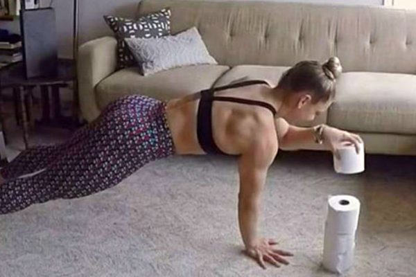 Трюк, который она проделывает с туалетной бумагой, не может не вдохновлять. Вот это тренировочка!