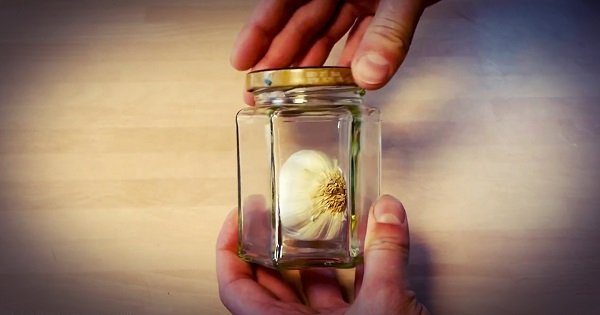 Он поместил чеснок в банку и начал ее трясти. Результат — кухонный трюк высшего класса!