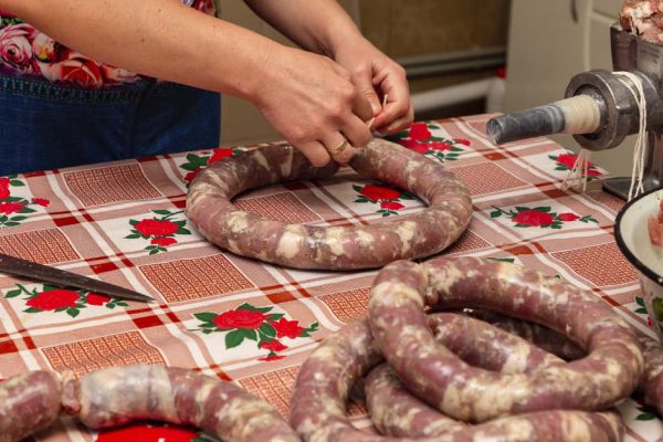 Отец каждый год делал домашнюю колбасу и закатывал ее в банки, делюсь старым проверенным рецептом