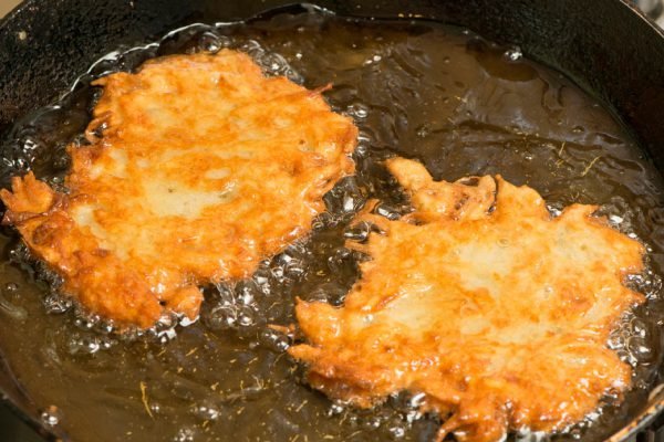 Свекровь рассказала, что она добавляет в тесто для драников, чтобы оно не чернело