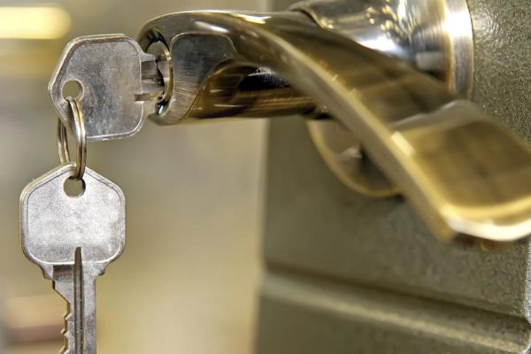 Почему нельзя оставлять ключи в замке