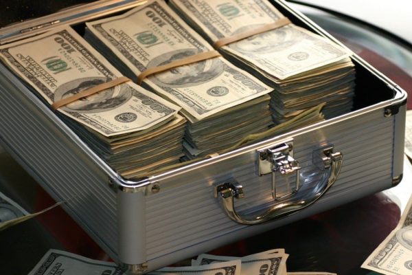 Чтобы не покупать лишнего, взял аскезу тратить только те купюры, что в кармане, кладу туда только мелочь