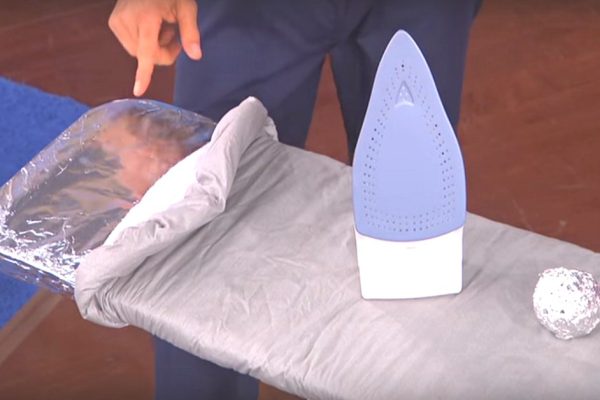 Он застелил фольгой гладильную доску, а потом не поверил своим глазам…