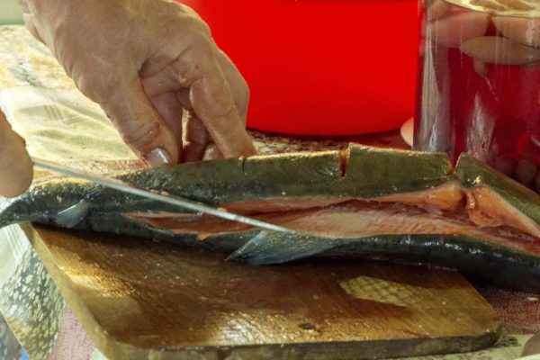 Муж в последнее время стабильно раз в неделю приносит домой горбушу, чтобы я сотворила из нее ужин, показываю способ