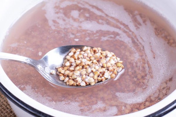 Почему хозяйки массово перестают варить гречку, а вместо этого заливают ее водой, и почему в этом нет смысла