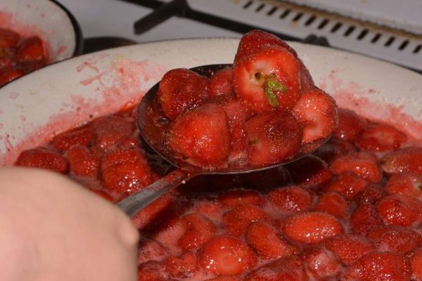 strawberry jam cooking