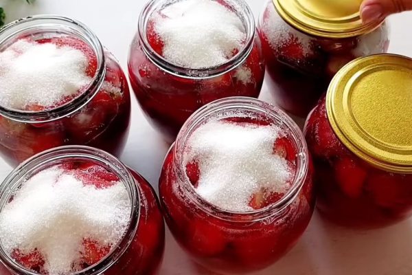 Клубнику не замораживаю и не варю, у меня свой способ хранить ягоды свежими целый год