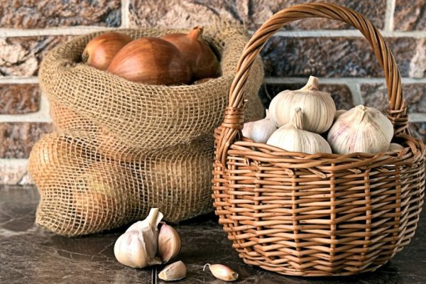 Как хранить лук и чеснок в квартире
