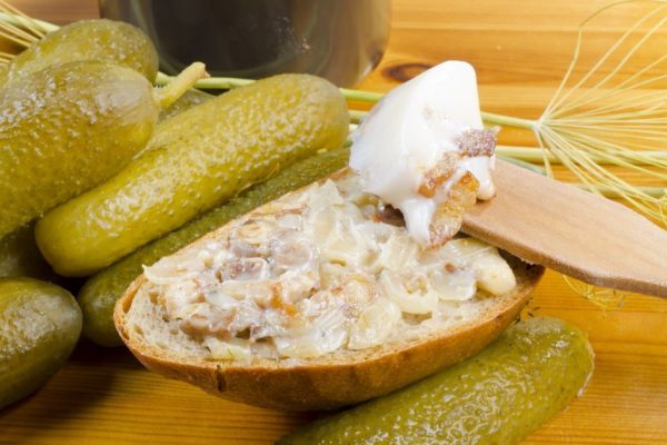 Мудрая украинская бабушка добавляет смалец в закрутки, ты тоже станешь так делать