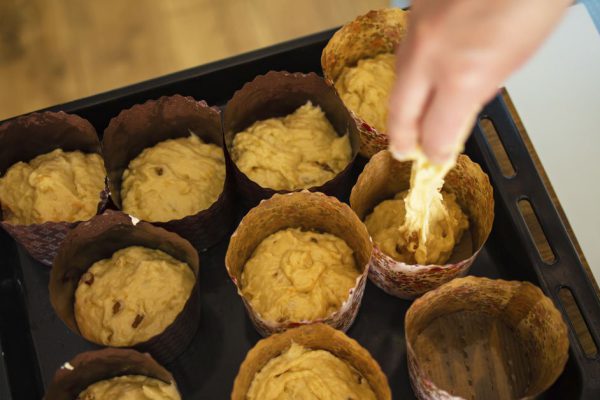 В этом году впервые буду печь куличи сама, выпытываю у бабушки все премудрости процесса