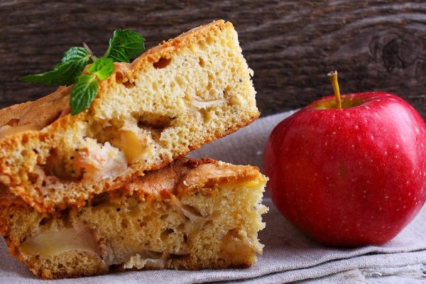 Как приготовить шарлотку с яблоками и сливами