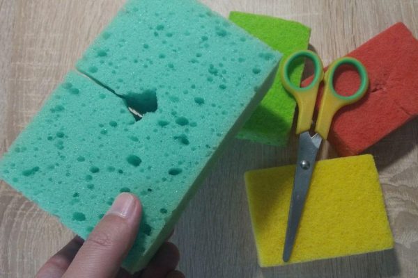 Зачем вырезать небольшую дырку в губке для мытья посуды