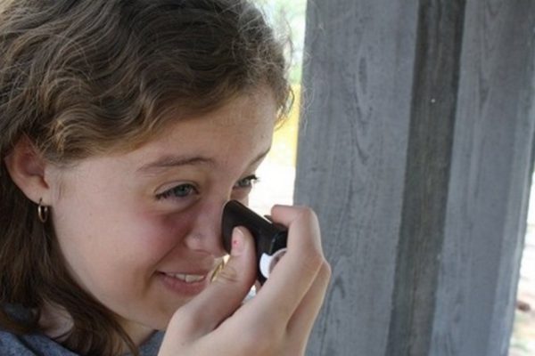 Она нанесла дезодорант на лицо. Когда ты узнаешь причину, будешь делать так же!