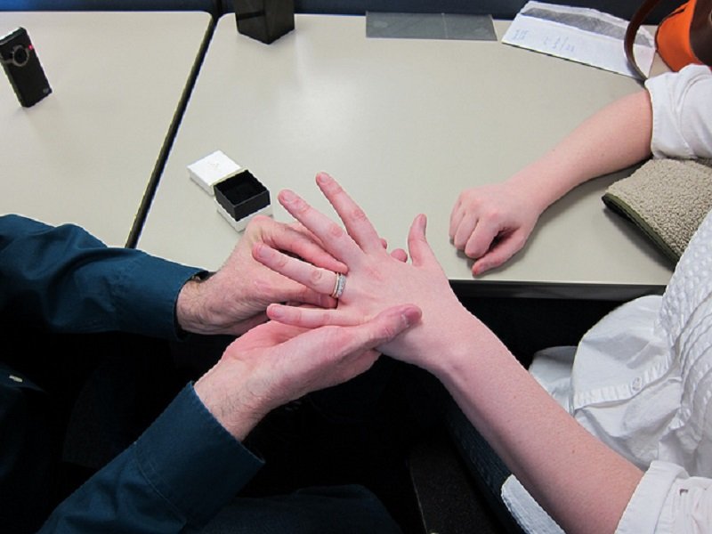 кольцо на пальце