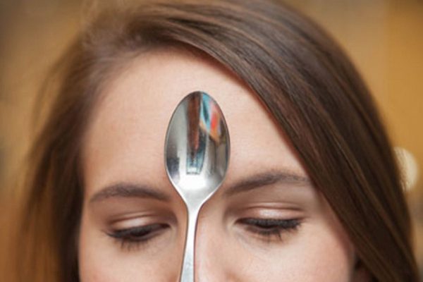 Она приложила ложку к коже. Кто бы мог подумать, что это действует!