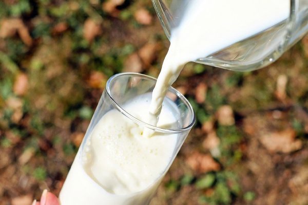 Шеф-повар всегда выдерживает сельдь в молоке перед подачей, повторяю его метод