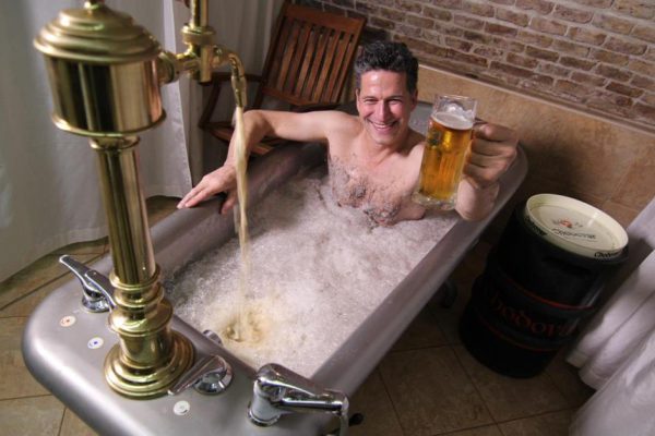 7 совершенно небанальных способов использовать пиво в быту.