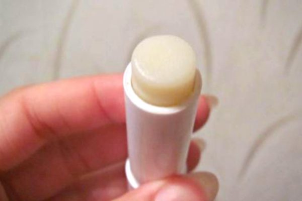 11 неожиданных способов использования гигиенической помады: выручит в любой критической ситуации.