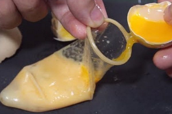 Его величество презерватив! Узнай о самых необычных трюках по использованию интимного аксессуара.