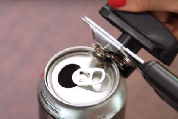 Я отрезала верх жестяной банки и сделала целых 3 прелестных вещи для дома! Не могу налюбоваться…