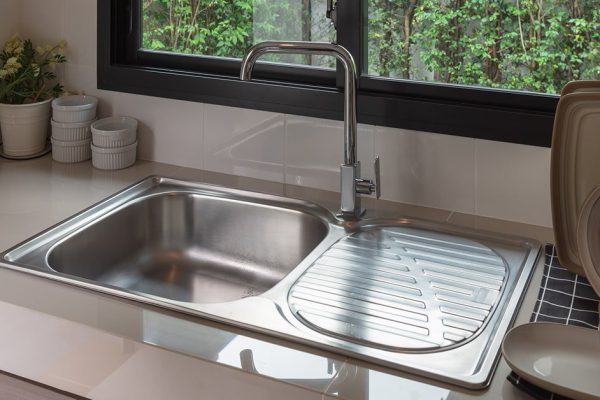 Зачем посыпать мукой кухонную раковину