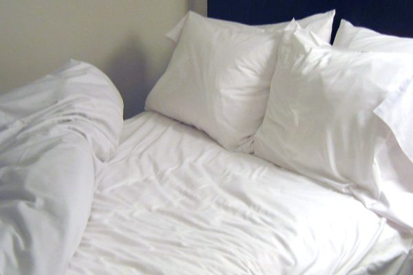 Узнав это, ты больше не будешь застилать кровать по утрам! Причина стоит внимания…