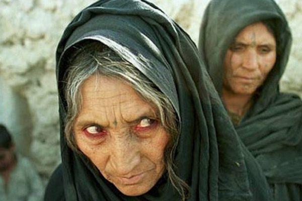 Чувствуешь на себе признаки порчи? Вот как избавиться от колдовского дурмана в домашних условиях.