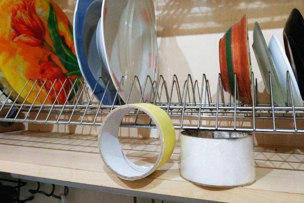 Зачем класть пару рулонов скотча в шкафчик для посуды