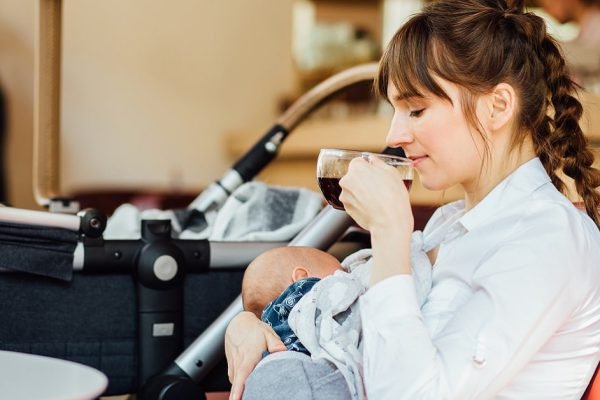 Мамочка кормила ребенка, пока пила кофе, я не выдержала и задала ей один вопрос