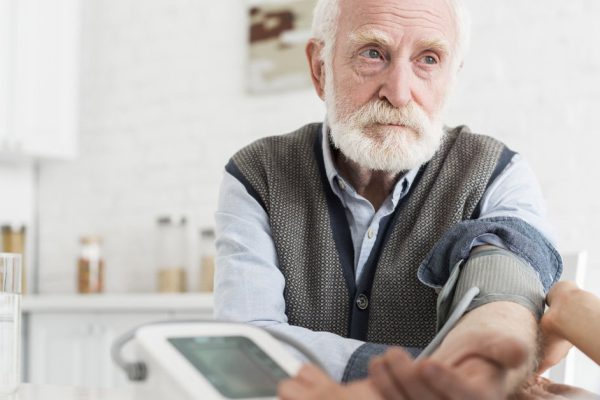 Для чего я измеряю давление бабушке на обеих руках