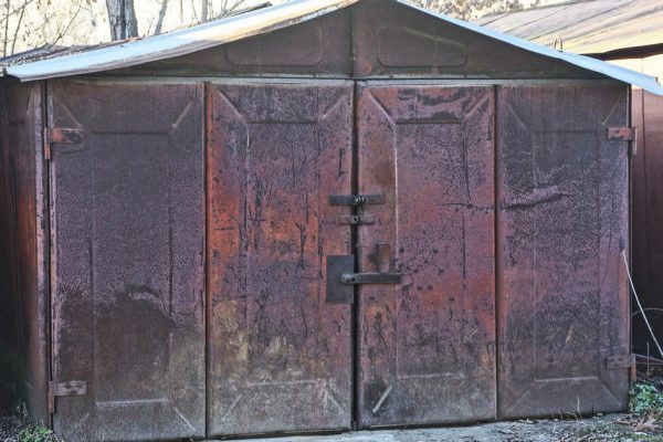 Надежный способ покрасить металл, если лень чистить его от ржавчины