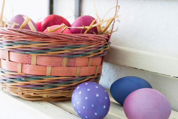 Как покрасить яйца рисом